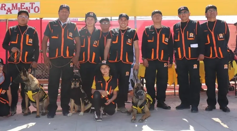 Equipo de instructores de Canniland con sus perros durante un evento de adiestramiento